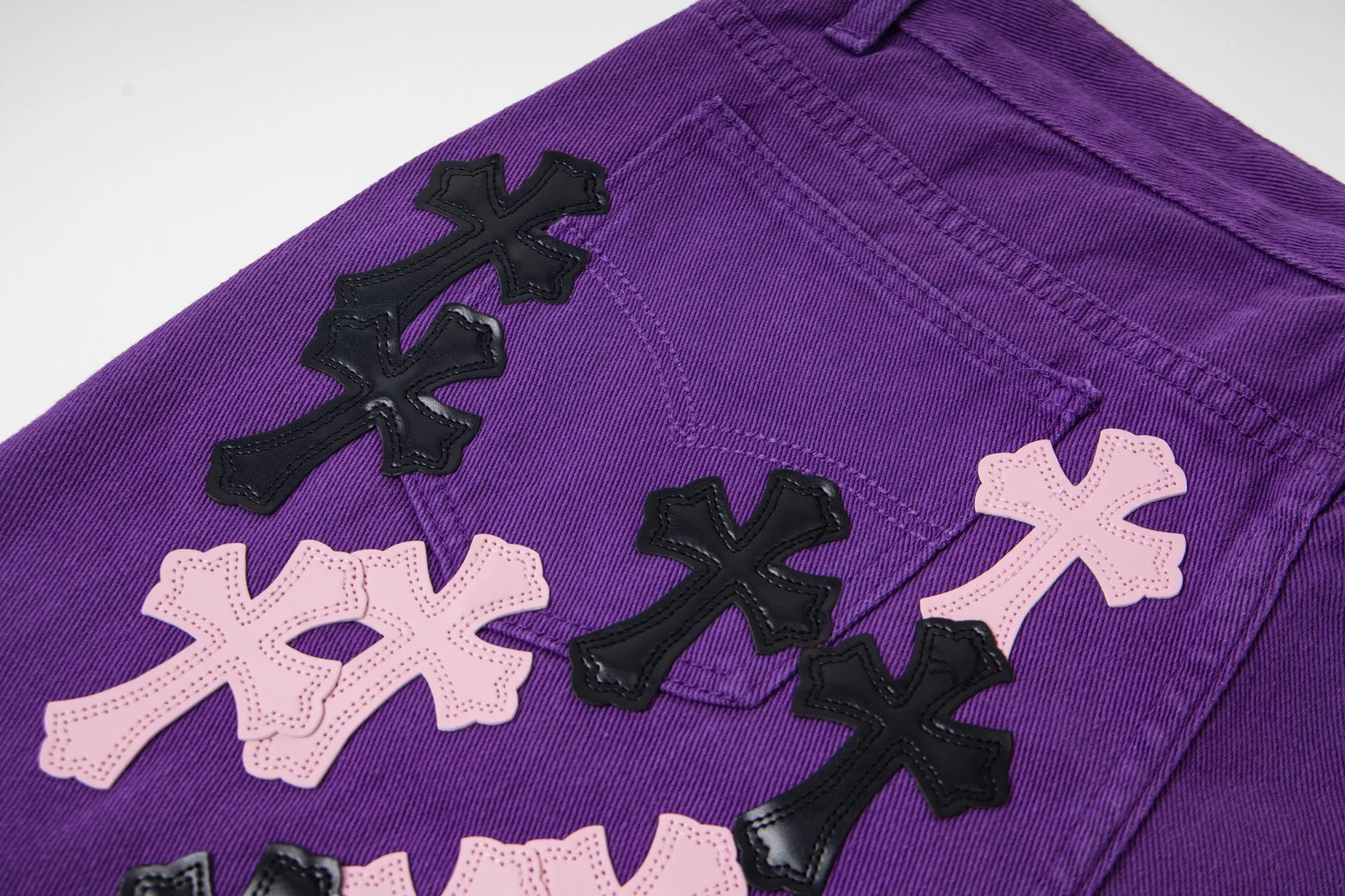 P240 Chrome Hearts Overseas limited edition violet patchwork leather cross hot girl couple jeans are a hot item this season and are sought after by countless celebrities and fashionistas. The neat details of the cutting process add color to the playful fashion! The neat and meticulous design, and the well-fitting structure is unique. The upper body not only has outstanding recognition, but also looks younger and younger. A style with the ultimate wearing meaning and performance, gorgeous color matching, and the craftsmanship of this style is also extremely extraordinary. After the finished product is washed, it is disassembled and hand-made with sheepskin cross leather and then spliced ​​together to complete. The whole piece has too many craftsmanship to describe. It is decorated with patchwork cross flowers and high-waisted washed jeans! ! Absolutely high-end luxury product, a god-level single product, a super popular product, made by top heavy industry, a magic weapon that cannot be missed to hit the streets. Style number: 1837 Size: 28 30 32 34 Color: purple